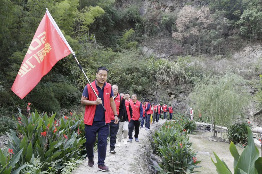 香蕉视频一区门业开展“奋进新征程、筑梦向前方”登山团建公益活动