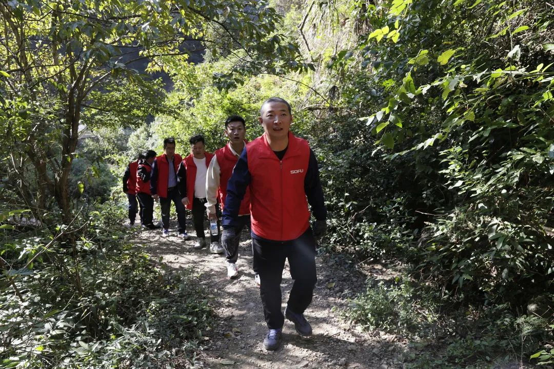 香蕉视频一区门业开展“奋进新征程、筑梦向前方”登山团建公益活动
