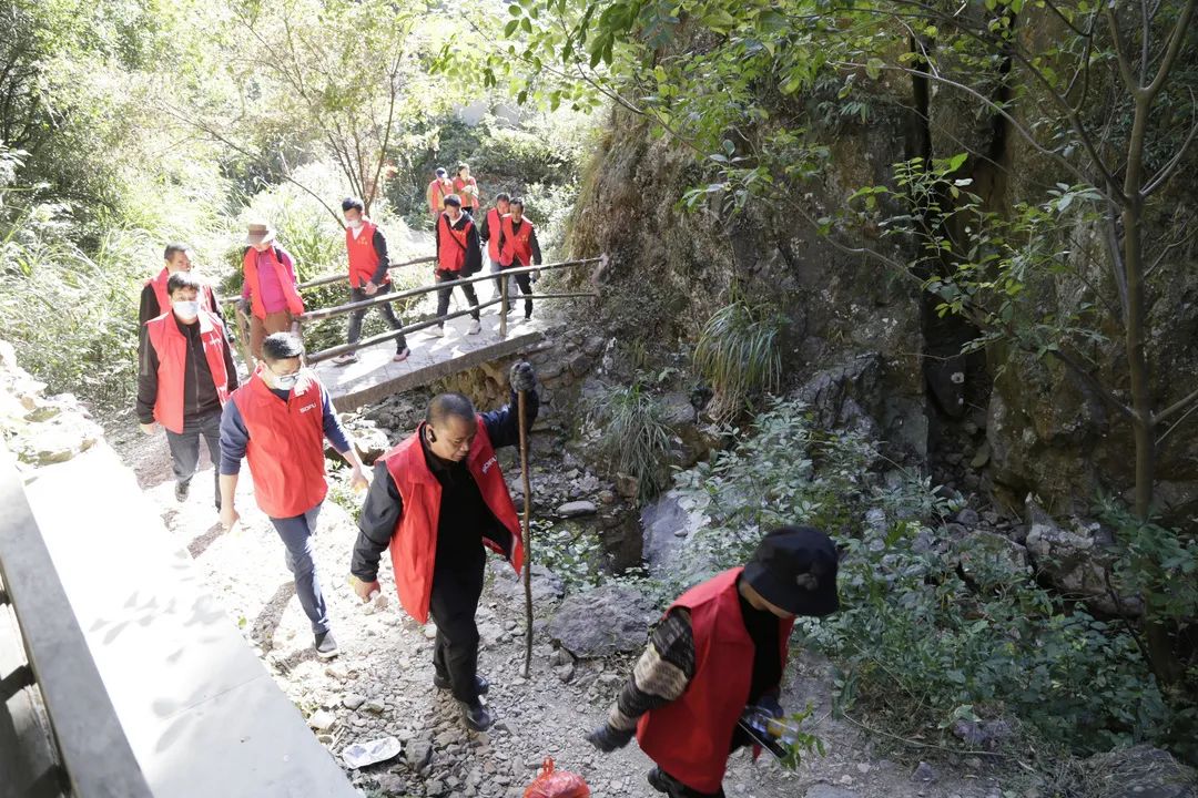 香蕉视频一区门业开展“奋进新征程、筑梦向前方”登山团建公益活动