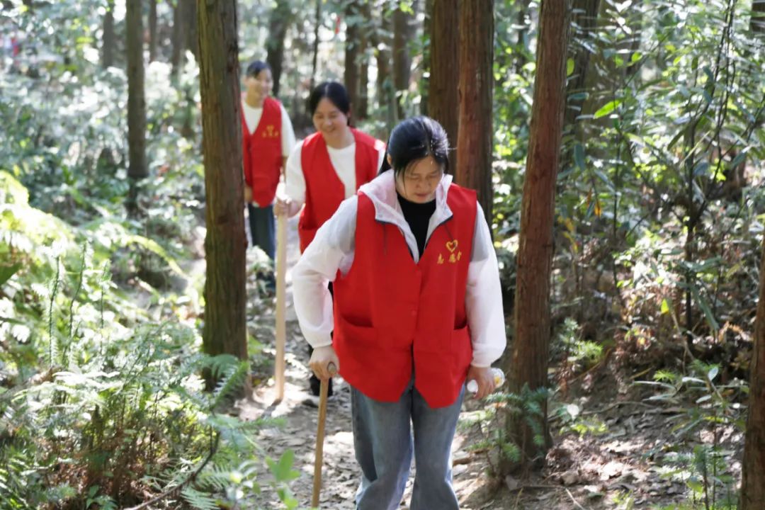 香蕉视频一区门业开展“奋进新征程、筑梦向前方”登山团建公益活动