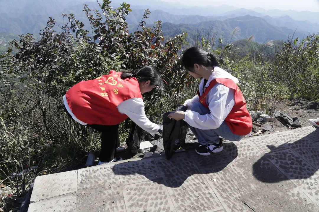香蕉视频一区门业开展“奋进新征程、筑梦向前方”登山团建公益活动